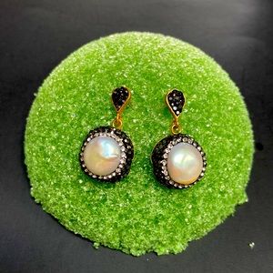 NWT  Mother of Pearl Round drop Earrings.